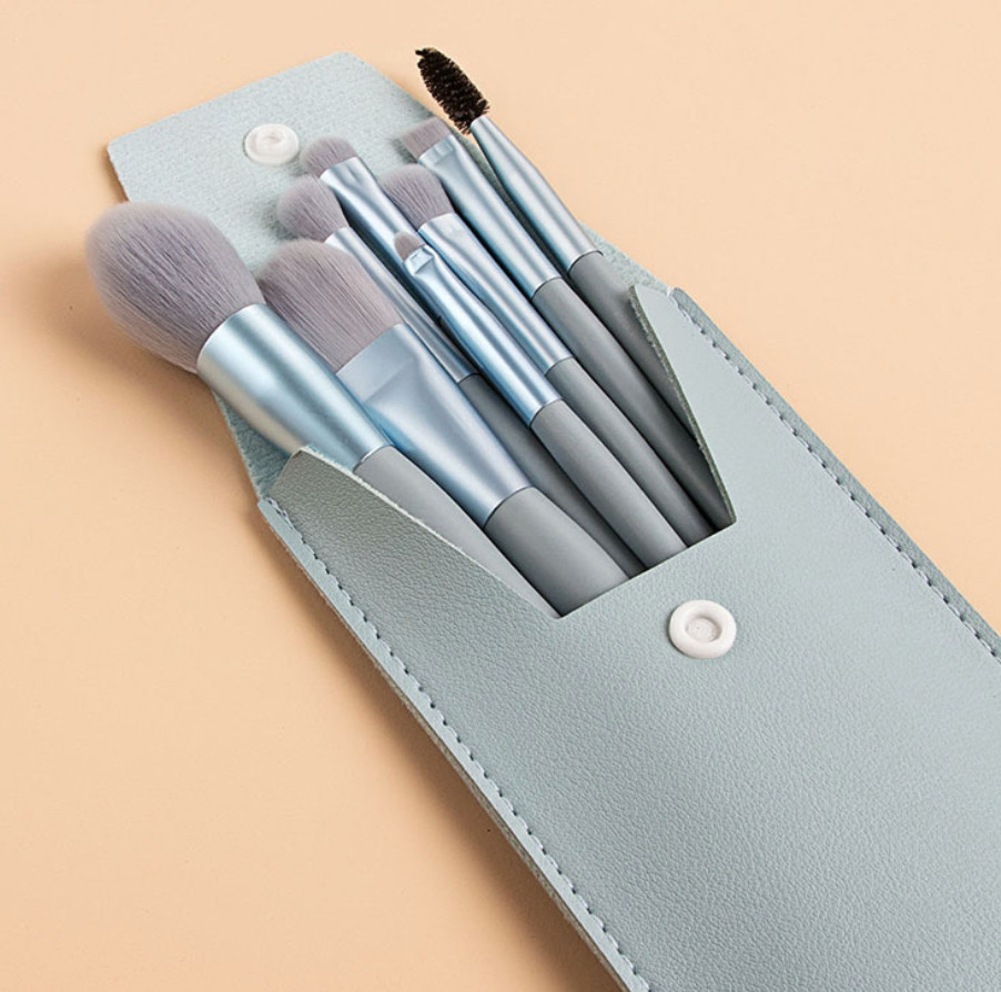 Набір пензлів для макіяжу в чохлі 5553 Блакитний 9 пр. (4228415) Набір пензлів для макіяжу в чохлі 5553 Блакитний 9 пр. (4228415)