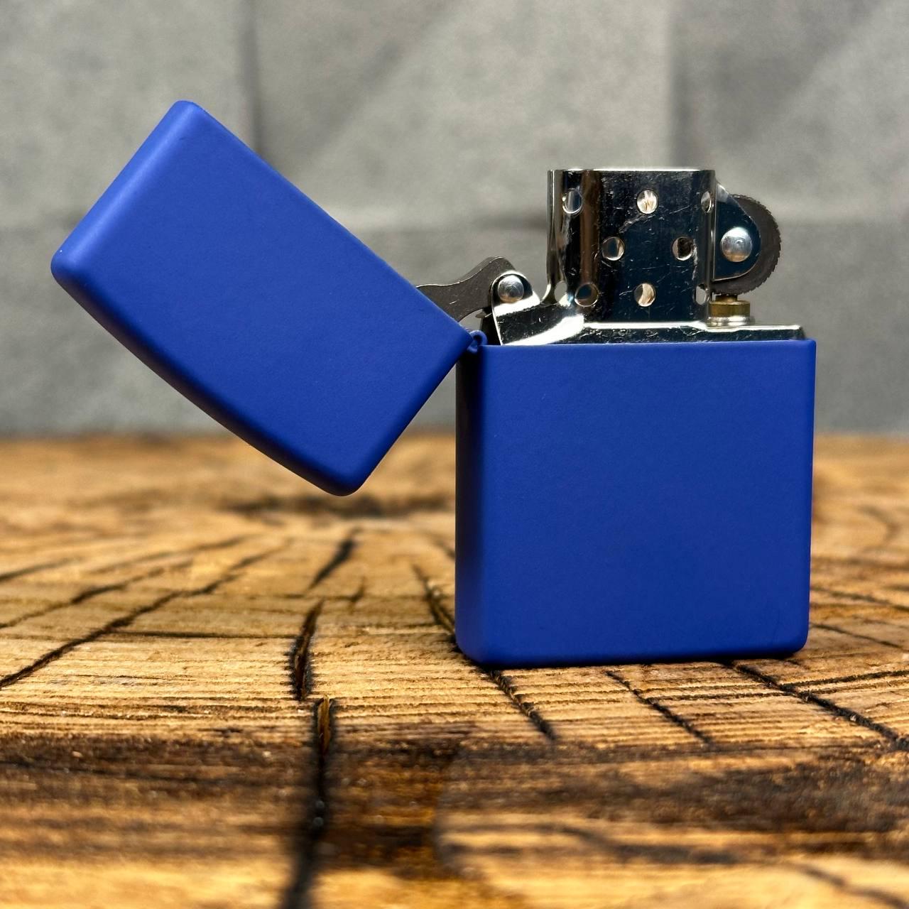 Зажигалка бензиновая ZIPPO Reg Royal в подарочной упаковке Blue Matte - фото 2 Зажигалка бензиновая ZIPPO Reg Royal в подарочной упаковке Blue Matte - фото 2