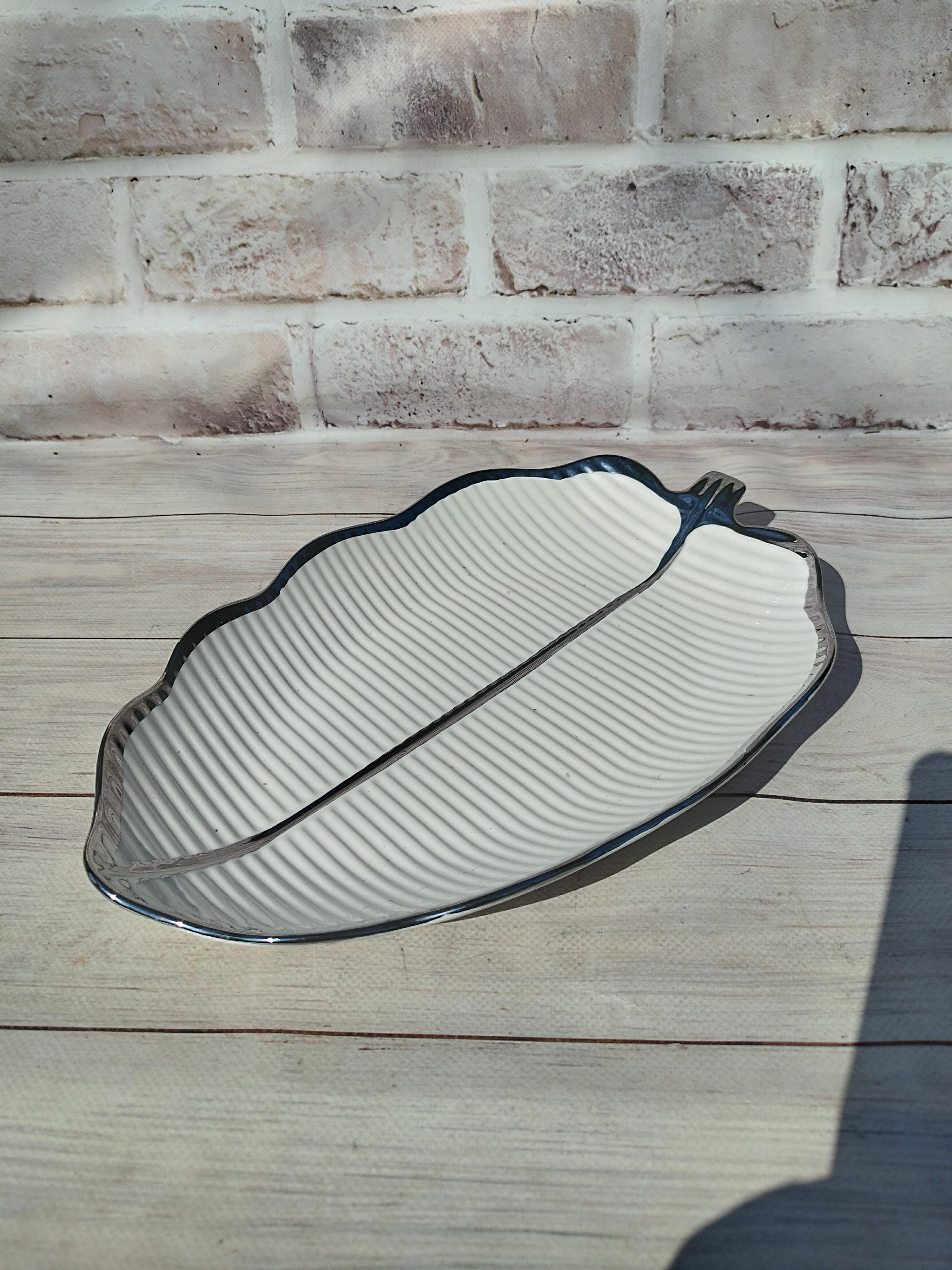 Блюдо сервировочное Yiwu Camellia фарфоровое 41х27х4 см Белый с серебристым (ML6045)