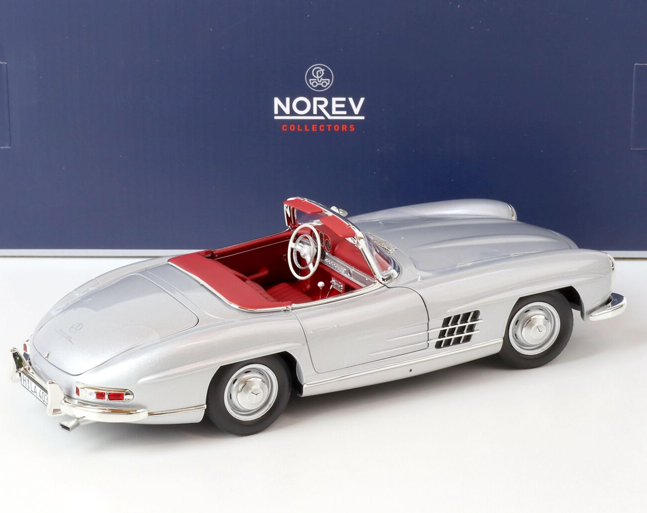 Модель автомобиля Norev 1:18 Mercedes-Benz 300 SL Roadster Silver Metallic (183890) - фото 2 Модель автомобиля Norev 1:18 Mercedes-Benz 300 SL Roadster Silver Metallic (183890) - фото 2