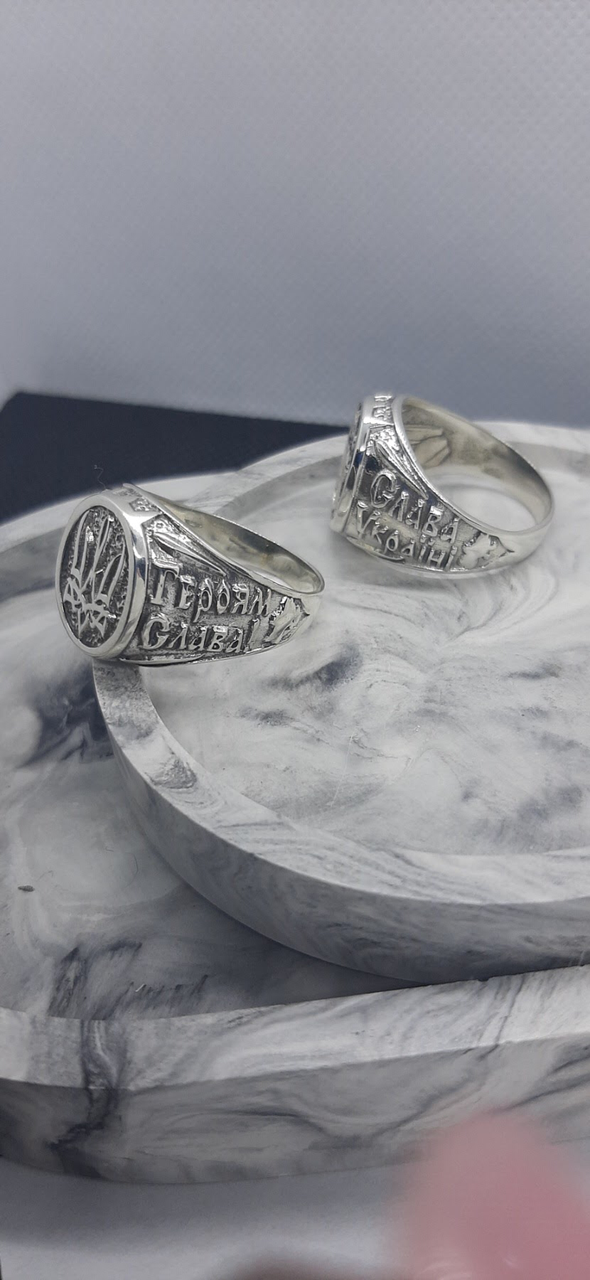 Перстень срібло з тризубом Слава Україні Героям Слава 925 проба (30092643) - фото 2 Перстень срібло з тризубом Слава Україні Героям Слава 925 проба (30092643) - фото 2