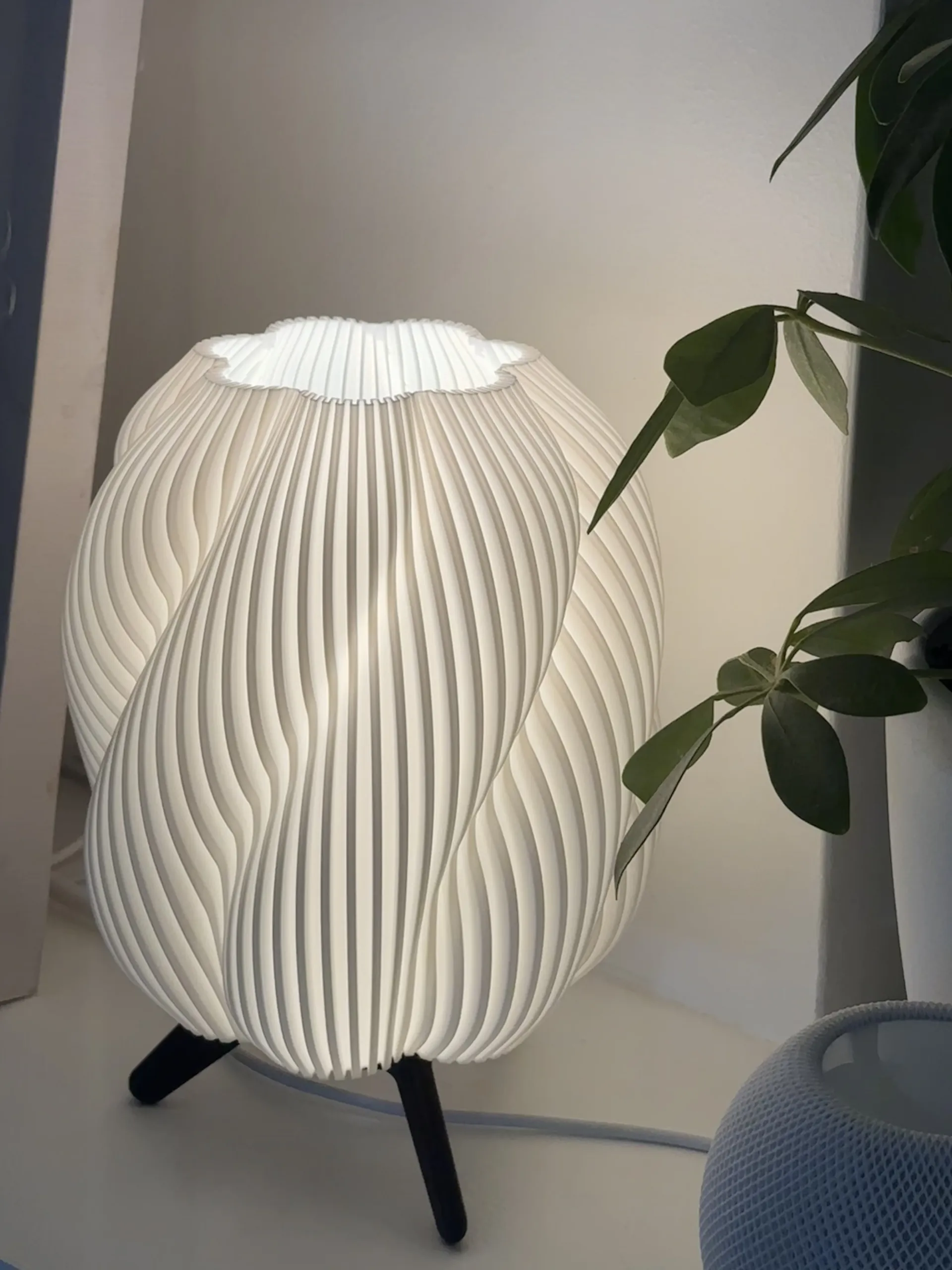 Настольная лампа декоративная WellBrand AirWave Modern E27 XL 20х20х28 см White/Black - фото 5 Настольная лампа декоративная WellBrand AirWave Modern E27 XL 20х20х28 см White/Black - фото 5