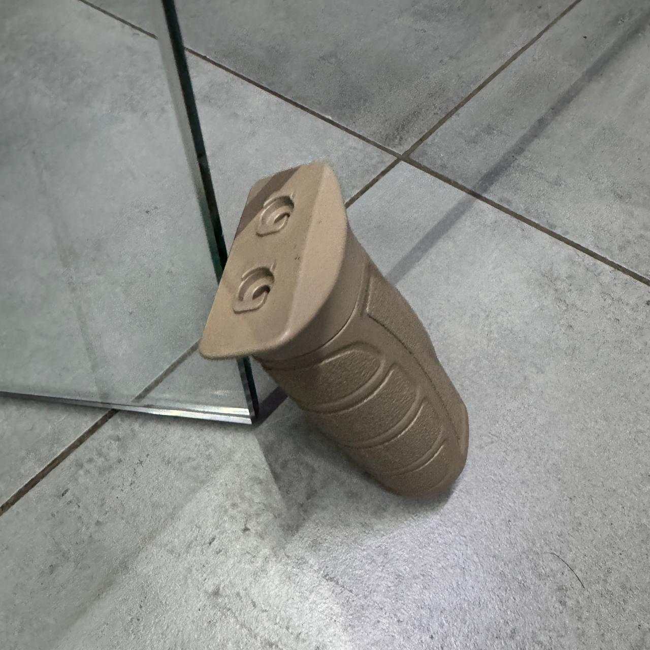 Рукоятка переноски огня DLG Tactical DLG-165 на M-LOK прорезиненная с отсеком для хранения Койот (246340) - фото 4 Рукоятка переноски огня DLG Tactical DLG-165 на M-LOK прорезиненная с отсеком для хранения Койот (246340) - фото 4