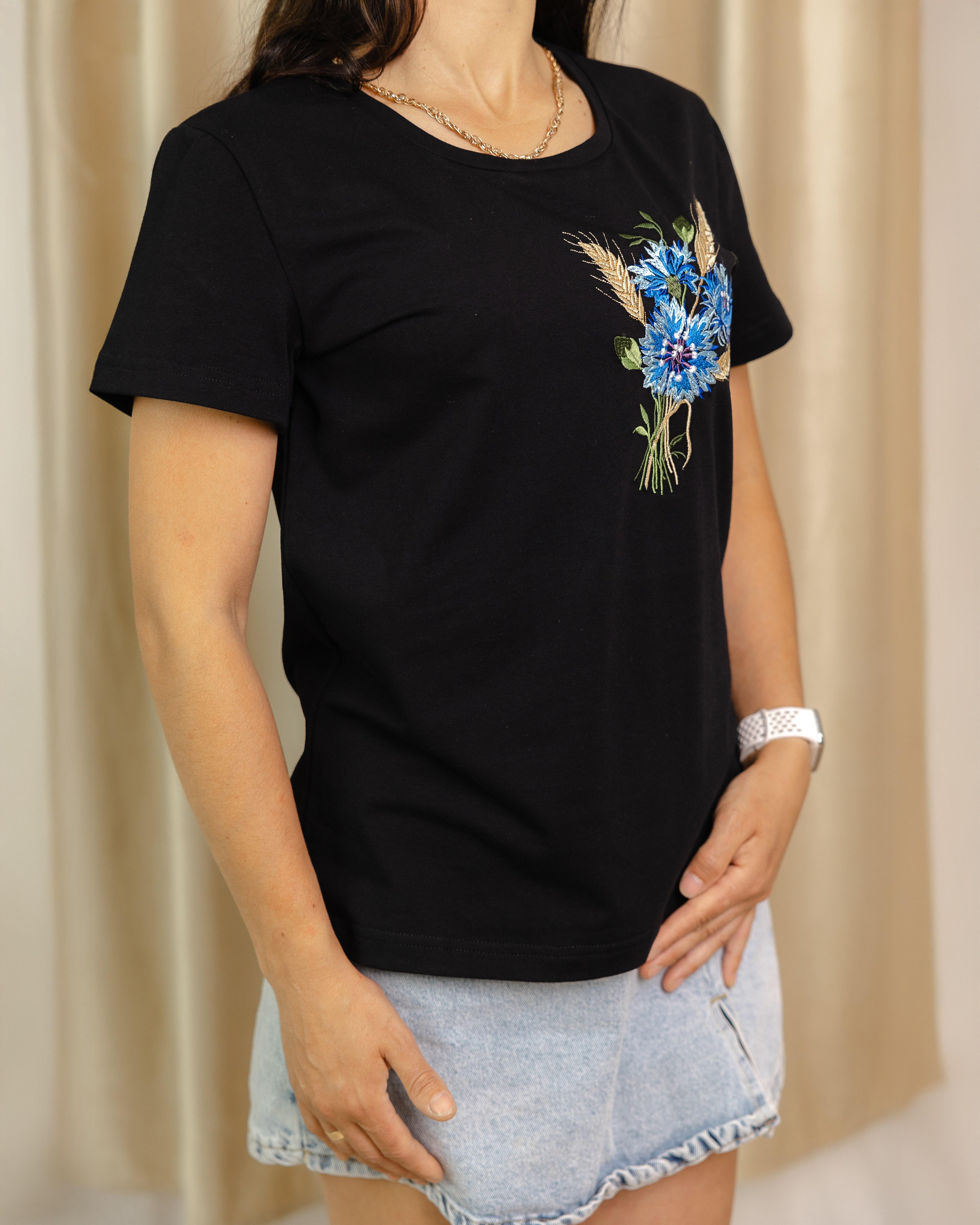 Футболка женская Волошковый букет с вышивкой 2XL Черный (0002211-XXL) - фото 4 Футболка женская Волошковый букет с вышивкой 2XL Черный (0002211-XXL) - фото 4