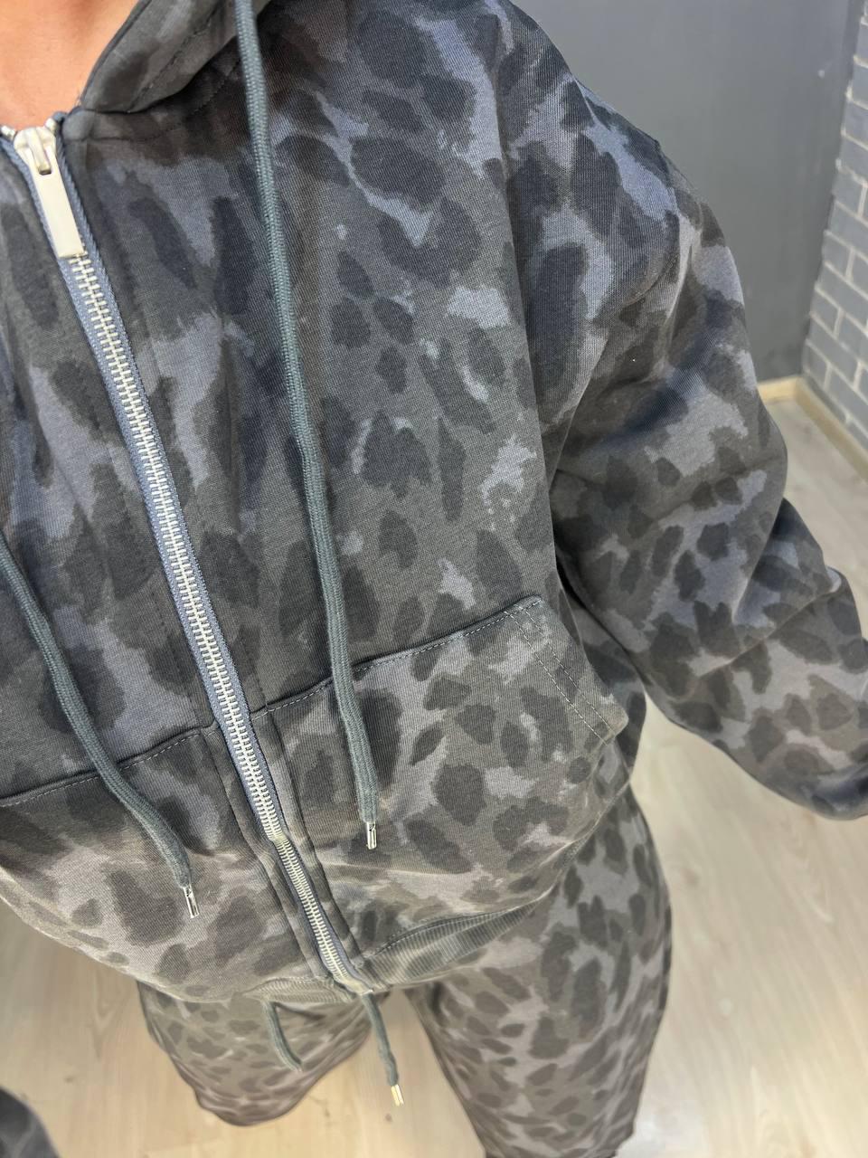 Костюм женский A-N 2762 утепленный худи с капюшоном и брюки палаццо леопардовый принт L Графитовый (3201) - фото 6 Костюм женский A-N 2762 утепленный худи с капюшоном и брюки палаццо леопардовый принт L Графитовый (3201) - фото 6