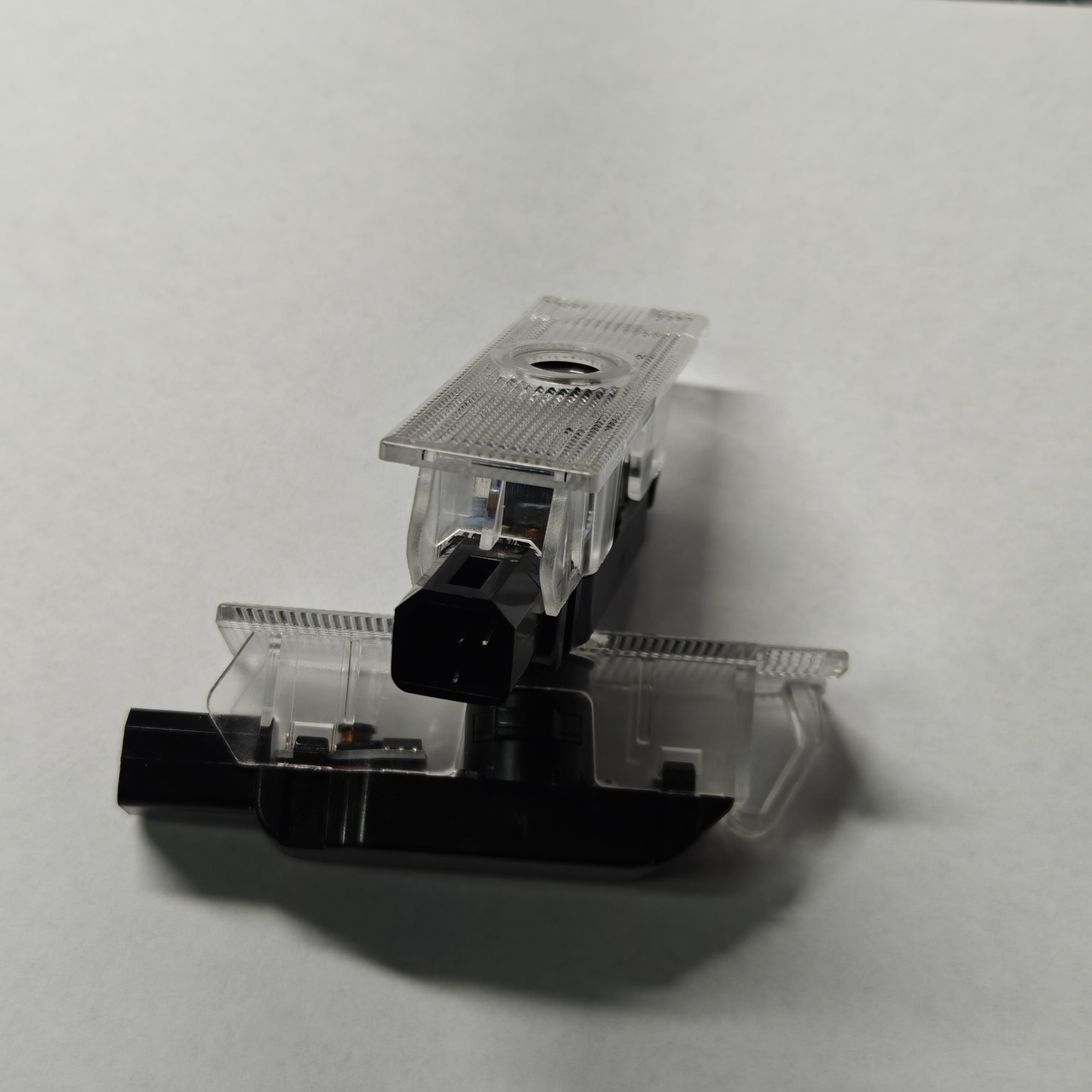 Подсветка светодиодная штатная на двери автомобиля с логотипом ALFA ROMEO (2175775513) - фото 4 Подсветка светодиодная штатная на двери автомобиля с логотипом ALFA ROMEO (2175775513) - фото 4