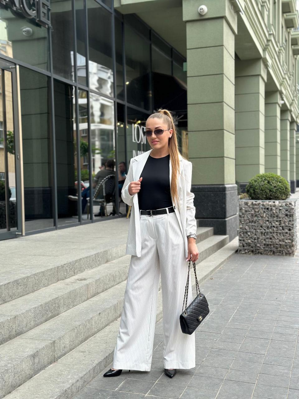 Женский костюм в полосочку пиджак и брюки L Белый - фото 10 Женский костюм в полосочку пиджак и брюки L Белый - фото 10