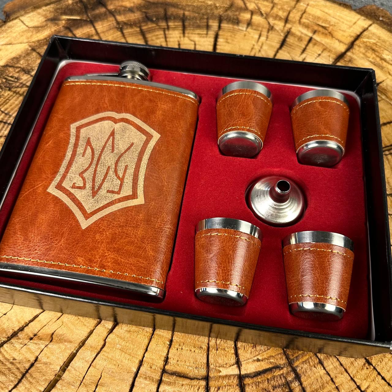 Набір фляга для алкоголю і 4 чарки в подарунковій коробці з гравіюванням ЗСУ (61044K3) Набір фляга для алкоголю і 4 чарки в подарунковій коробці з гравіюванням ЗСУ (61044K3)