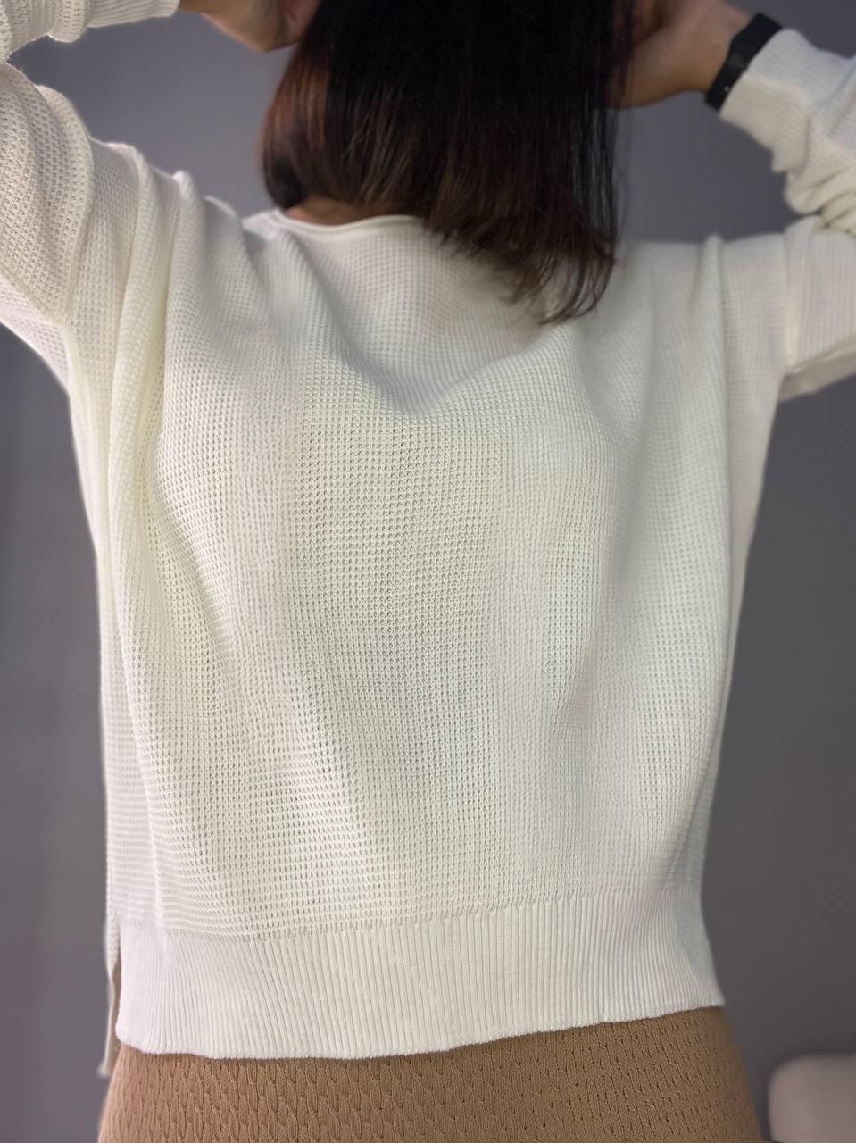Светр жіночий MIX RAY 6183 тонкий вафельний розрізи по боках вільний крій OS Білий (1199) - фото 3