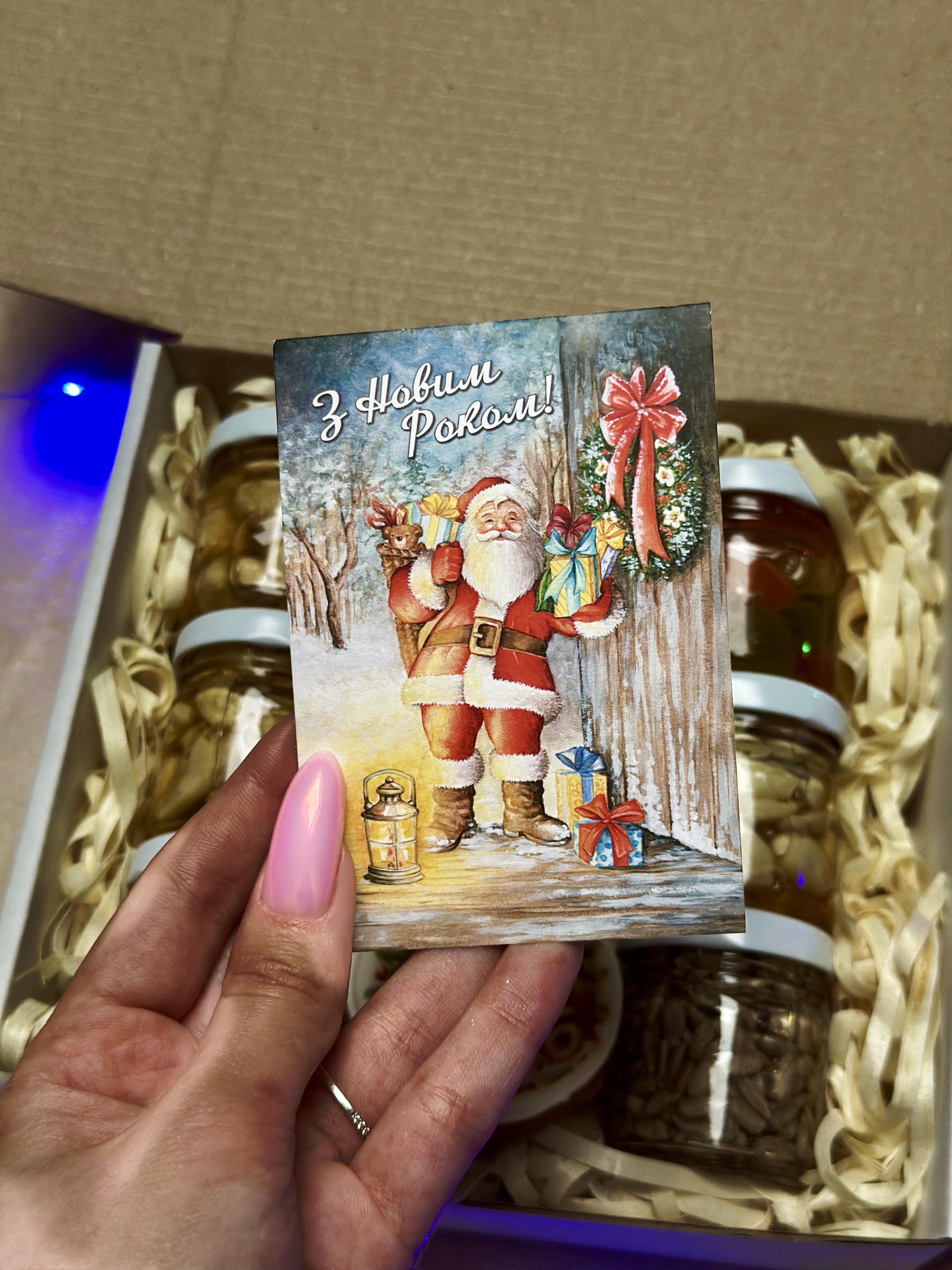 Подарунковий набір у коробці до Нового року горішки в меді акації 6 баночок по 50 г Білий - фото 3 Подарунковий набір у коробці до Нового року горішки в меді акації 6 баночок по 50 г Білий - фото 3