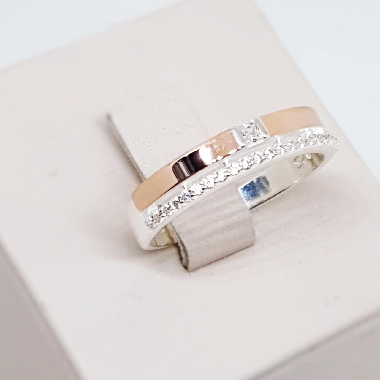 Кольцо серебряное с кубическим цирконием и золотыми пластинами р. 17 2,43 г (1561789257)