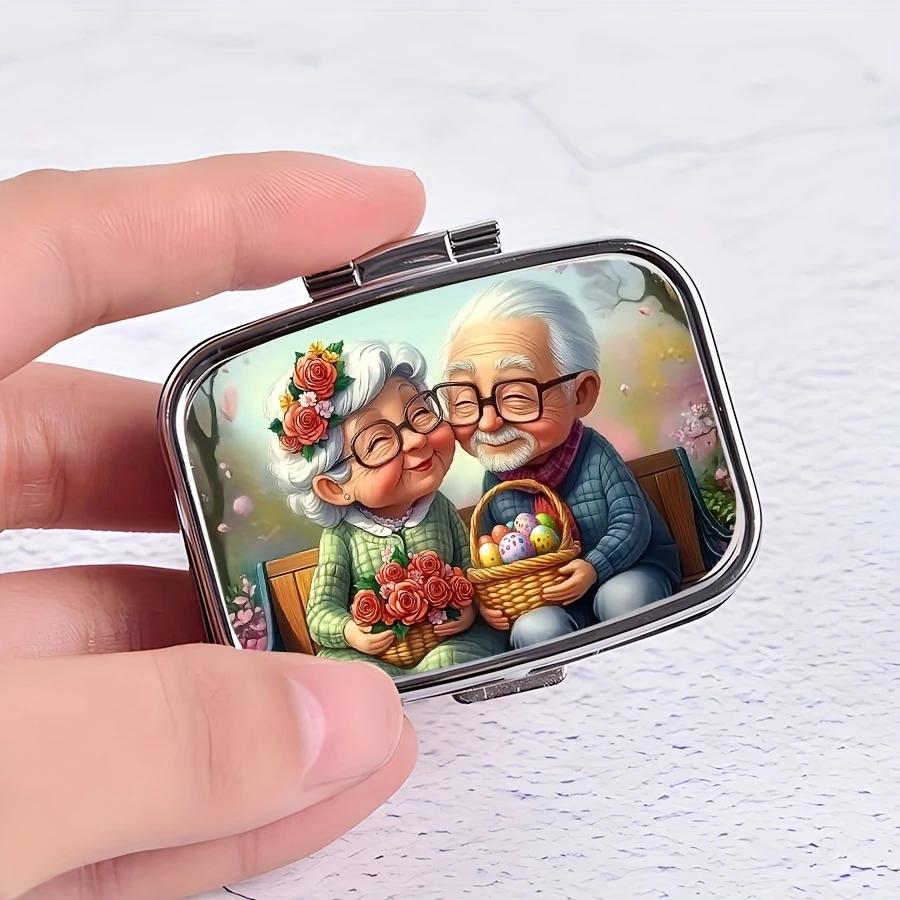 Таблетница Пожилая пара металлическая на два отделения 5,5х4х1,5 см Разноцветный (D-0104) - фото 2 Таблетница Пожилая пара металлическая на два отделения 5,5х4х1,5 см Разноцветный (D-0104) - фото 2