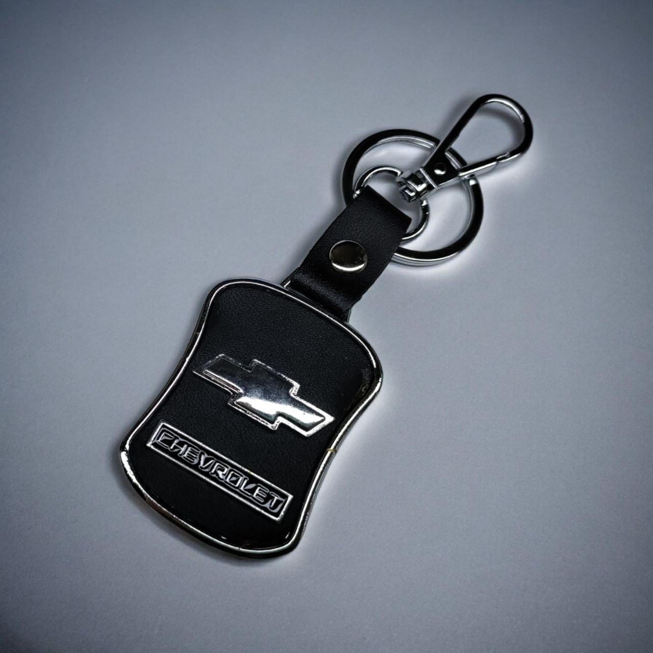 Брелок с логотипом авто Chevrolet металлический со вставками натуральной кожи карабин с кольцом (2229624130)