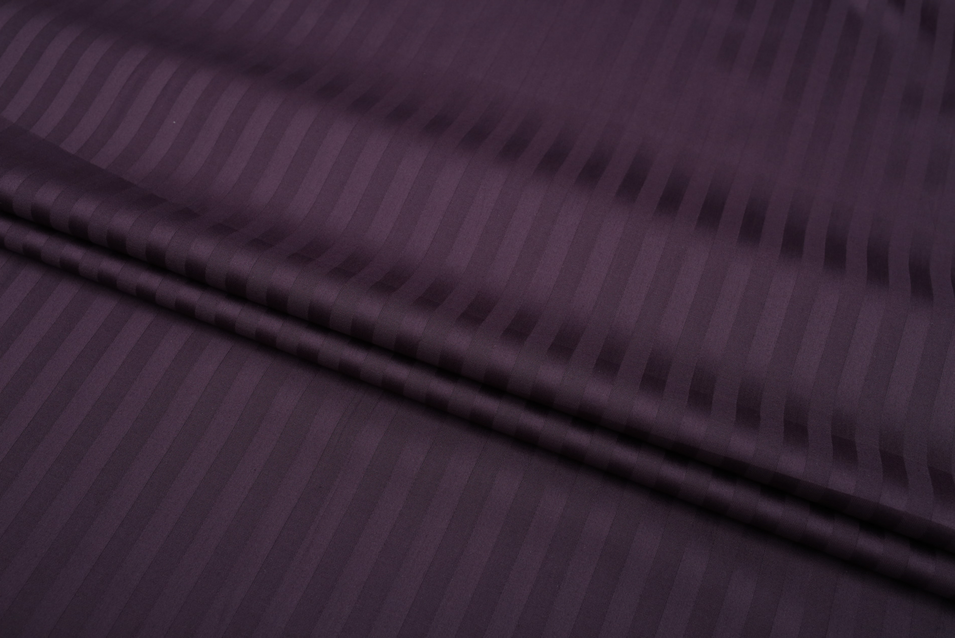 Комплект постельного белья семейный Amore plum3316 страйп-сатин Сливовый (KPB-Ae-STLux-plum3316 70x70_) - фото 4 Комплект постельного белья семейный Amore plum3316 страйп-сатин Сливовый (KPB-Ae-STLux-plum3316 70x70_) - фото 4