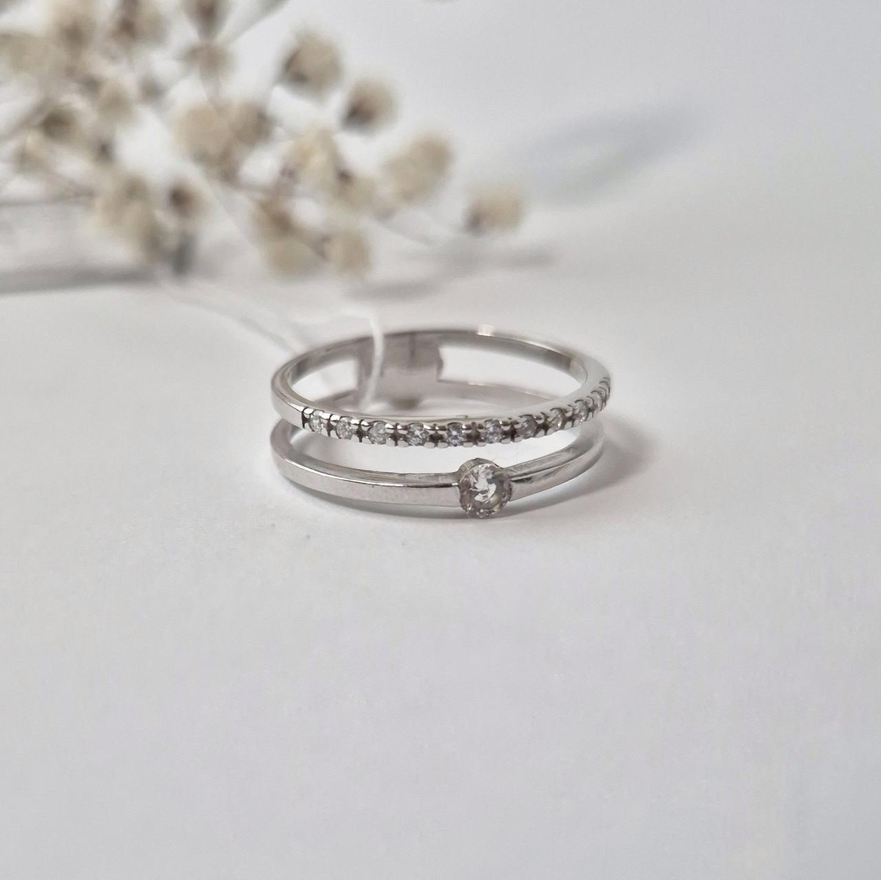 Кольцо с белыми камнями р. 18 925 пробы 1,91 г (1594к)