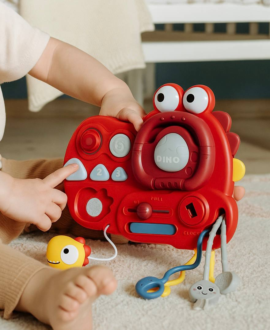 Бізіборд TK Group YD 750-30 Розумний Динозаврик на коляску/кроватку/автокрісло Червоний (2711437744) - фото 3 Бізіборд TK Group YD 750-30 Розумний Динозаврик на коляску/кроватку/автокрісло Червоний (2711437744) - фото 3