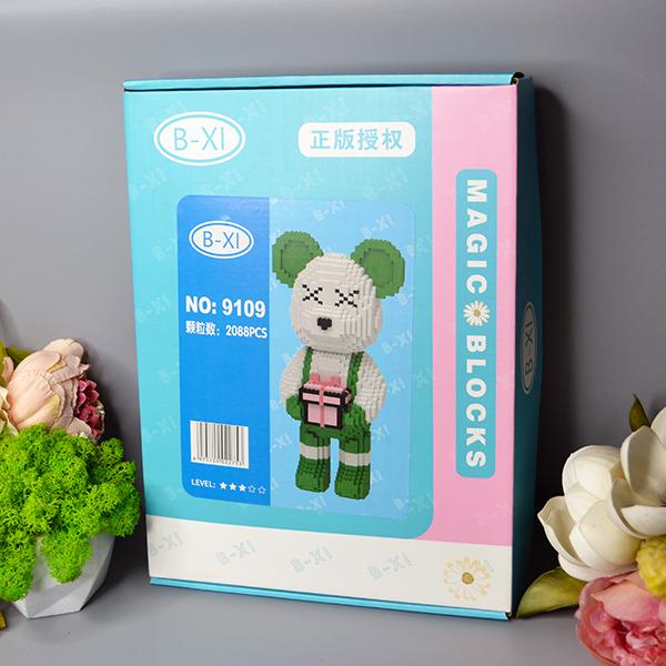 Конструктор Magic Blocks Bearbrick Мишка с подарком 3089 деталь 43 см Зеленый - фото 2