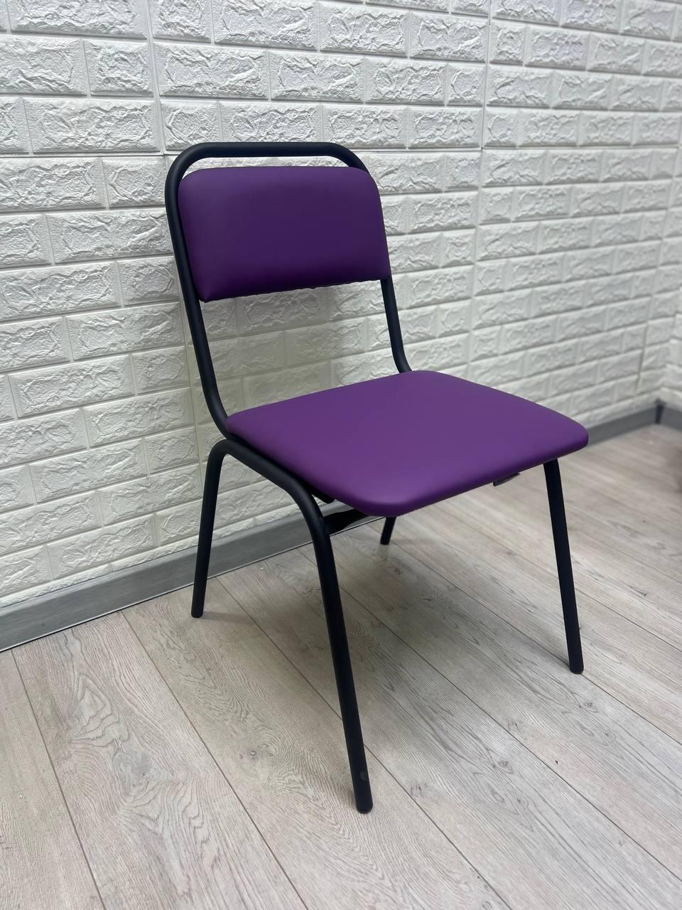 Офісний стілець Visitor для зони очікування в чорному корпусі 450х470х810 мм Фіолетовий (28374770)