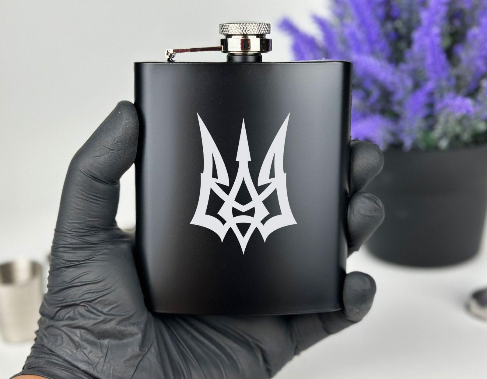 Подарунковий набір Тризуб фляга з рюмками (12776181) - фото 2 Подарунковий набір Тризуб фляга з рюмками (12776181) - фото 2