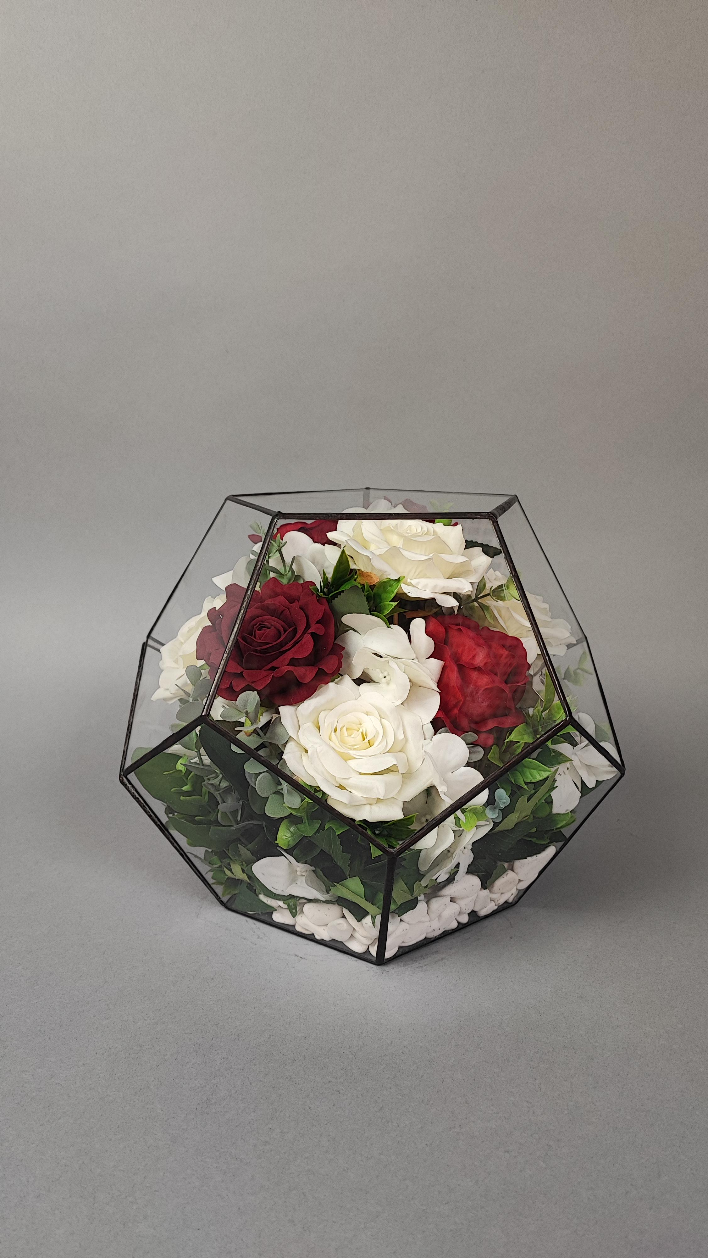 Искусственные цветы скорби траурные ритуальные под стеклом С любовью в сердце мяч 30х30х30 см