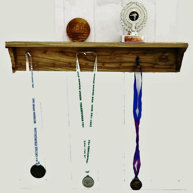 Полка для медалей из дерева Джафна Мускат (ПМЛ-000907)