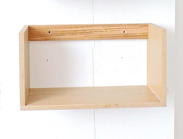 Полка книжная настенная из дерева Источник Бланже (КПГ-000901)