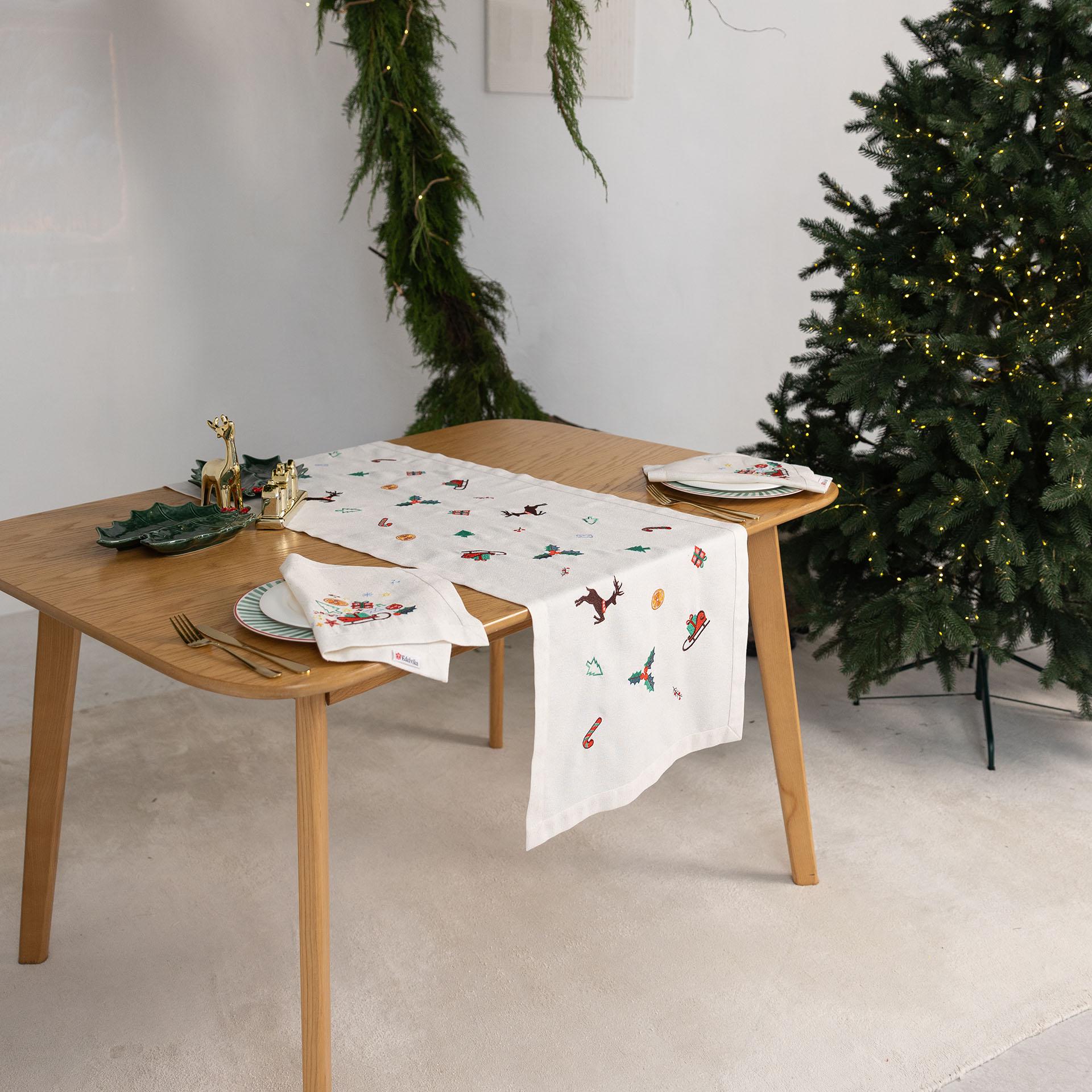 Доріжка на стіл новорічна Едельвіка Різдвяна мелодія 1,5х0,5 м (554-25/00) - фото 2 Доріжка на стіл новорічна Едельвіка Різдвяна мелодія 1,5х0,5 м (554-25/00) - фото 2