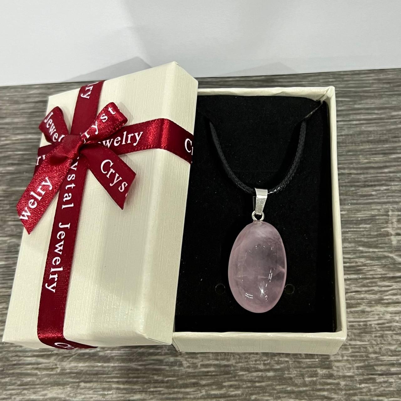 Кулон з натуральним каменем рожевий кварц на шнурку екошовк в коробочці (82506752)