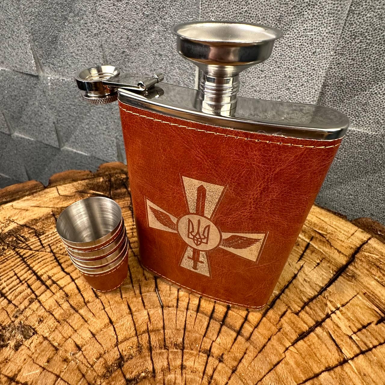 Набір фляга для алкоголю і 4 чарки в подарунковій коробці з гравіюванням Герба Повітряних сил ЗСУ - фото 2 Набір фляга для алкоголю і 4 чарки в подарунковій коробці з гравіюванням Герба Повітряних сил ЗСУ - фото 2