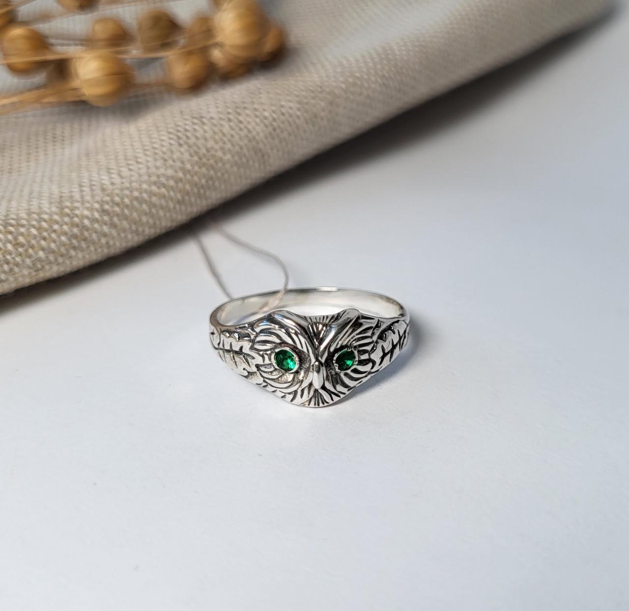Кольцо женское Сова с зелеными глазками из серебра р. 17 925 проба 2,51 г (11056)