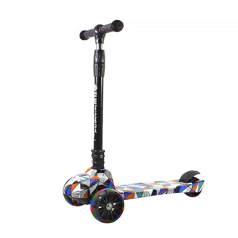 Детский самокат TLW Triangles трехколесный складной с светящимися колесами Детский самокат TLW Triangles трехколесный складной с светящимися колесами