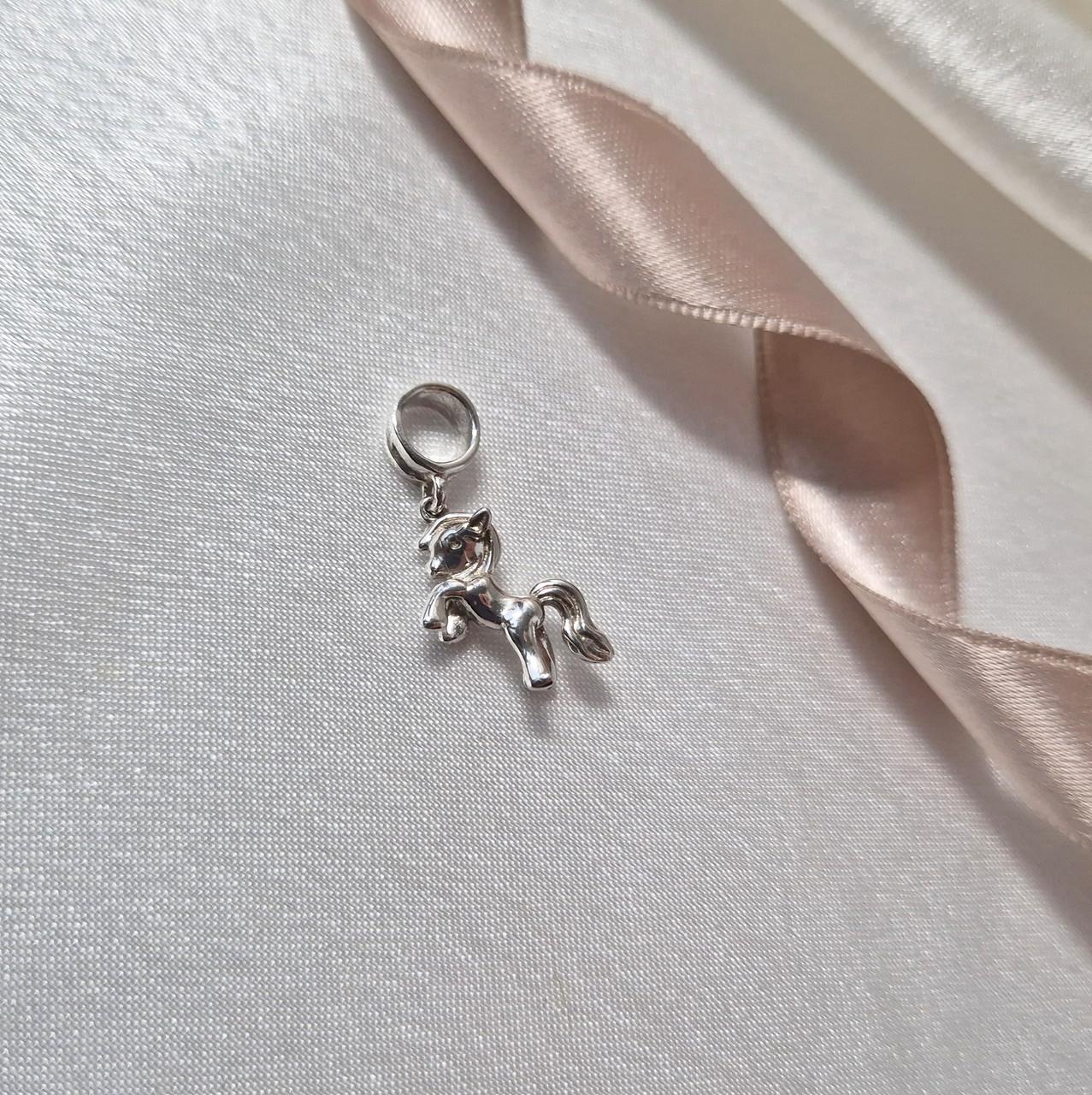 Шарм без камней конь серебро 925 пробы родированное 1,75 г (3650r)
