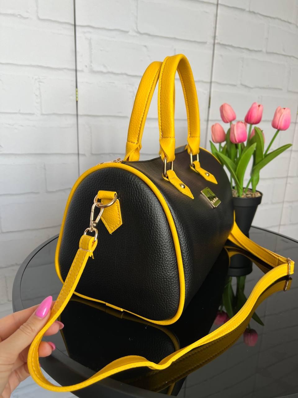 Сумка бочонок женская через плечо большая вместительная с плечевым ремнем экокожа 32х21х19 см Черный с желтым - фото 4 Сумка бочонок женская через плечо большая вместительная с плечевым ремнем экокожа 32х21х19 см Черный с желтым - фото 4