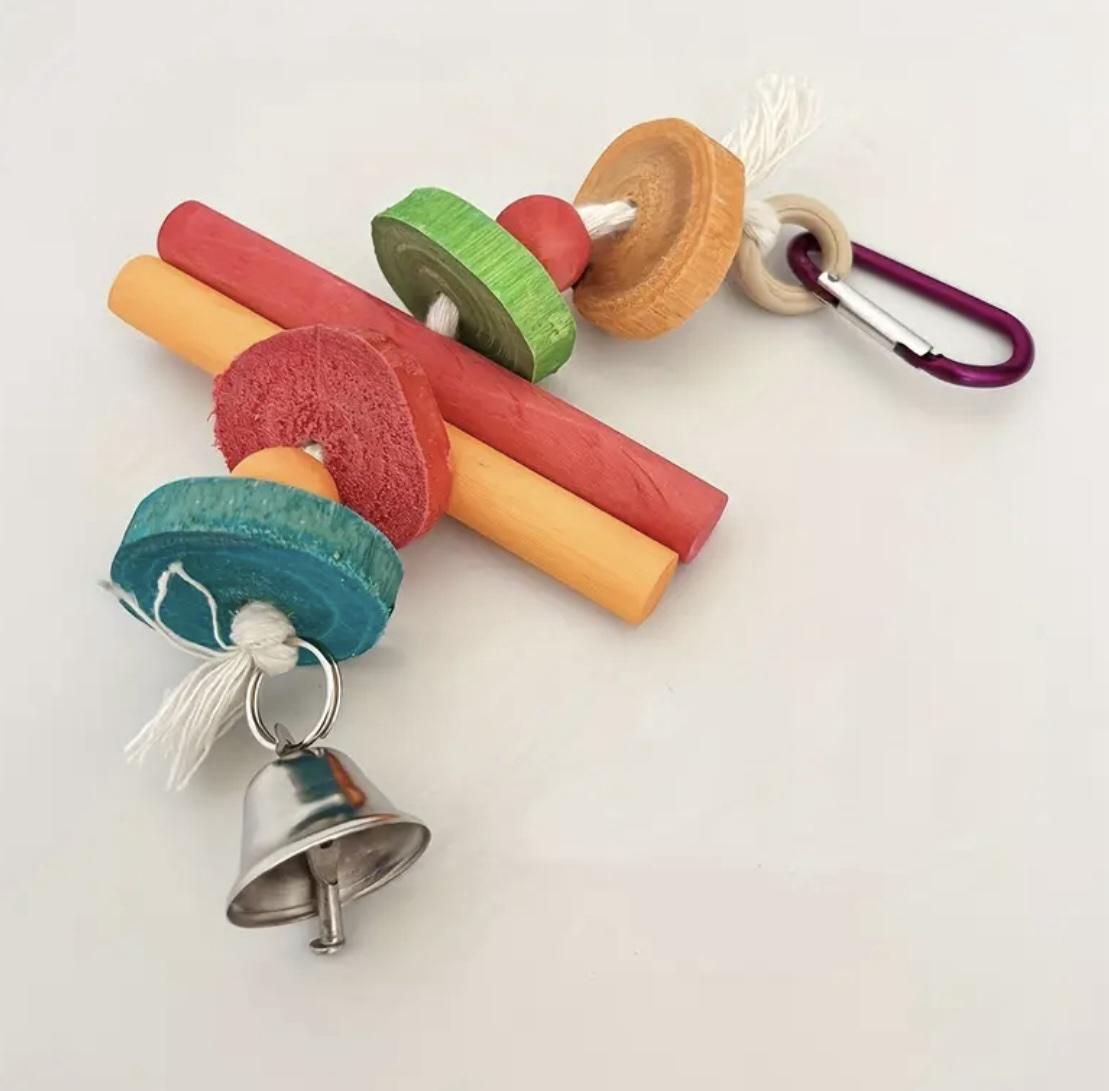 Игрушка подвесная для попугаев деревянная 22 см (27435493) - фото 4 Игрушка подвесная для попугаев деревянная 22 см (27435493) - фото 4