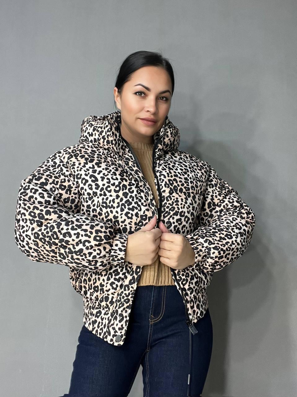 Куртка женская Lady Yep 9006 короткая с капюшоном леопардовый принт на резинке демисезонная р. 46 Бежевый (3271) - фото 2 Куртка женская Lady Yep 9006 короткая с капюшоном леопардовый принт на резинке демисезонная р. 46 Бежевый (3271) - фото 2