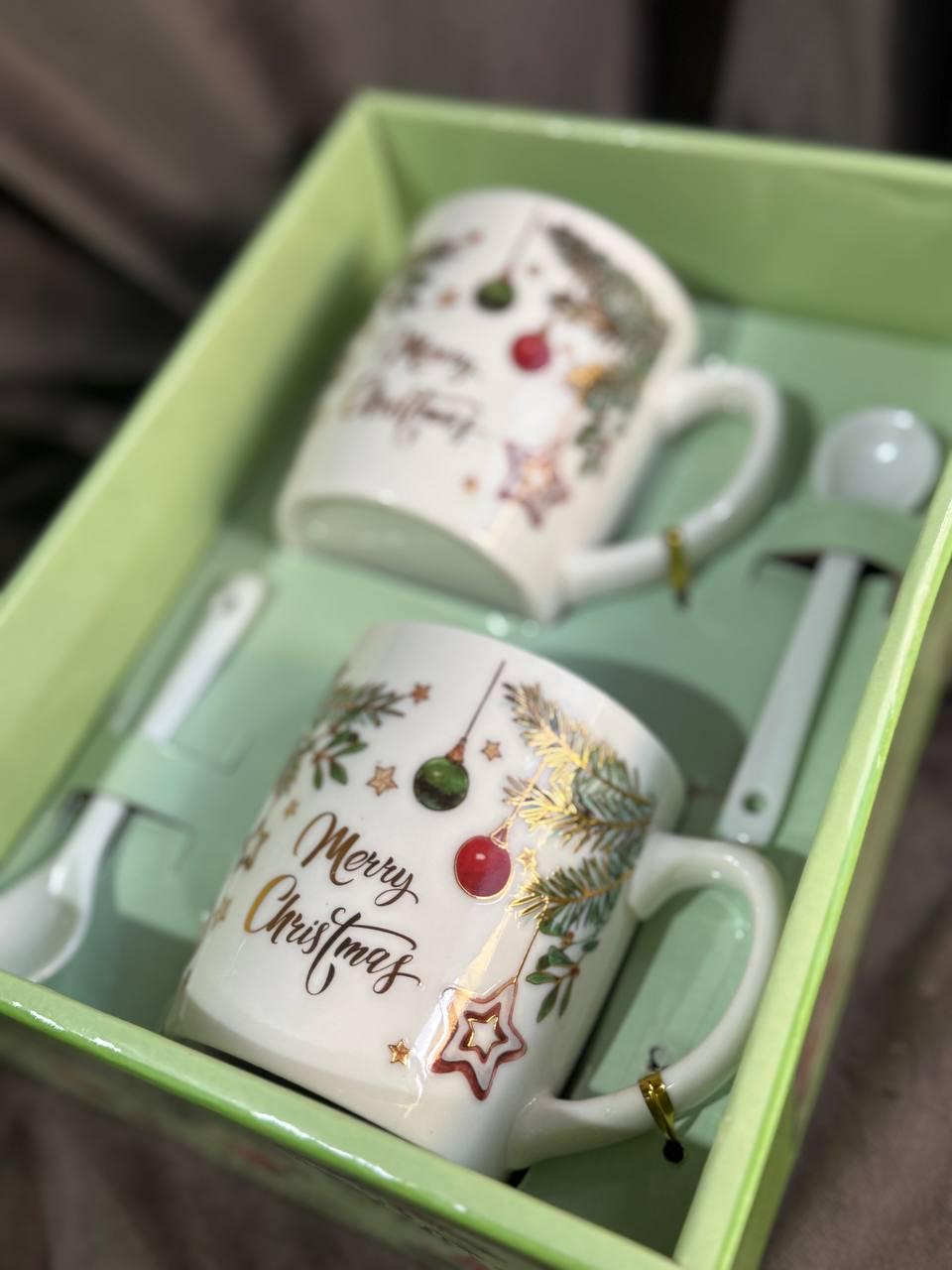 Набір чашок новорічних HOME SD4G керамічні з ложками в подарунковій коробці 2 шт. 200 мл (SD4G) - фото 2 Набір чашок новорічних HOME SD4G керамічні з ложками в подарунковій коробці 2 шт. 200 мл (SD4G) - фото 2