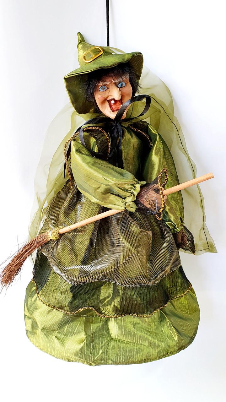Декор Відьма з мітлою в зеленій сукні на Хелловін 35 см