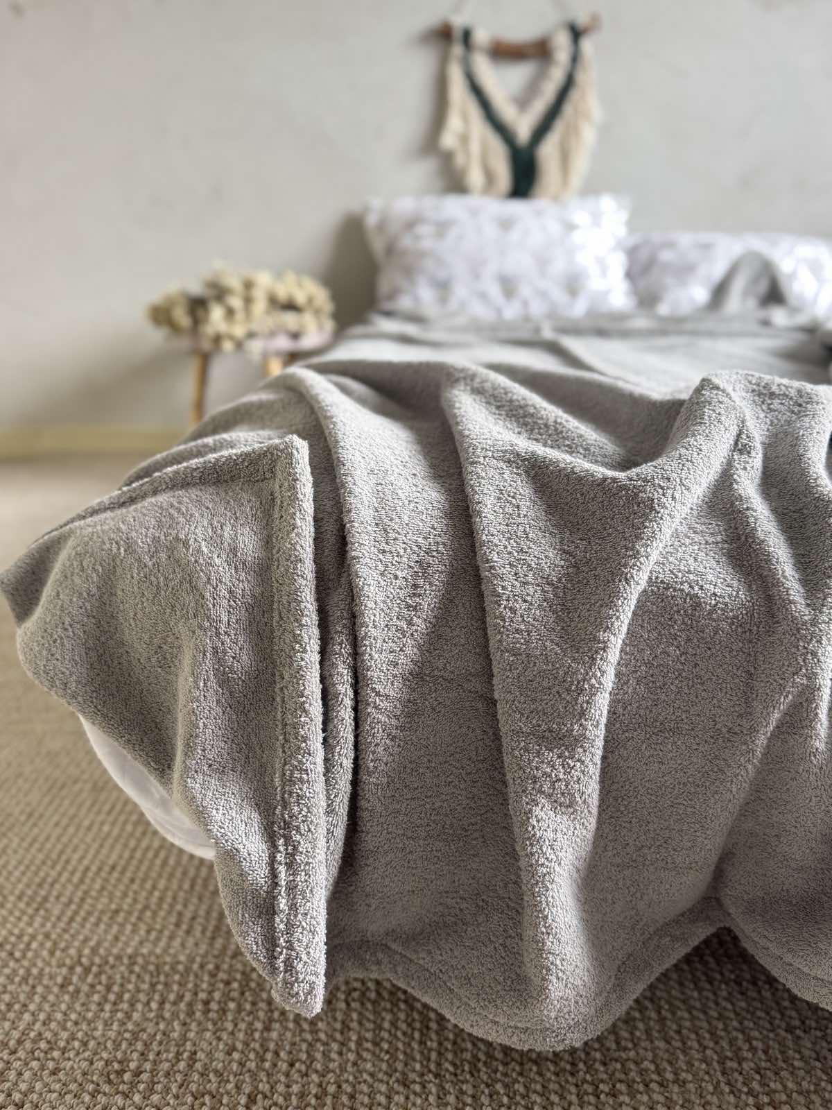 Простинь-покривало махрове ZEINTEX MADEIRA бавовняне 150х220 см Світло-сірий (26971000) - фото 4 Простинь-покривало махрове ZEINTEX MADEIRA бавовняне 150х220 см Світло-сірий (26971000) - фото 4