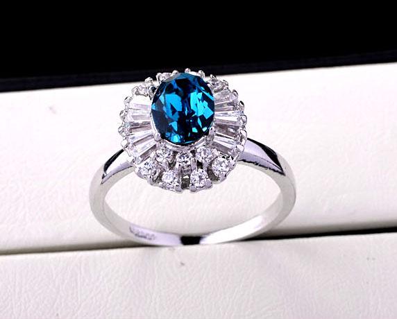 Кольцо с кристаллами Сваровски 5115187 Italina р. 18 Синий