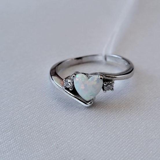 Кольцо Сердце с белым опалом р. 16 Кольцо Сердце с белым опалом р. 16
