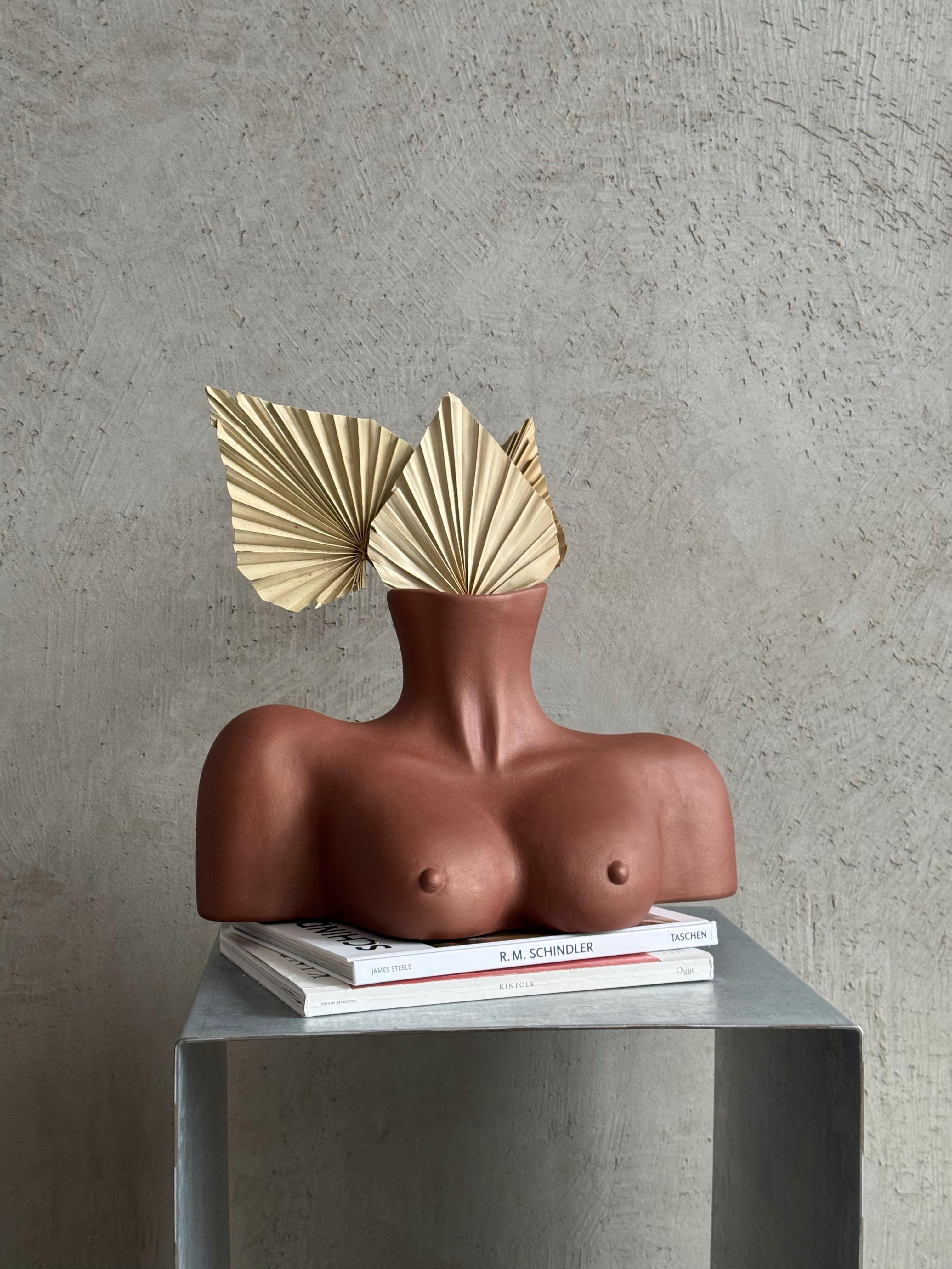 Ваза для квітів у формі жіночих грудей Монро 39х23 см Шоколадний - фото 2 Ваза для квітів у формі жіночих грудей Монро 39х23 см Шоколадний - фото 2