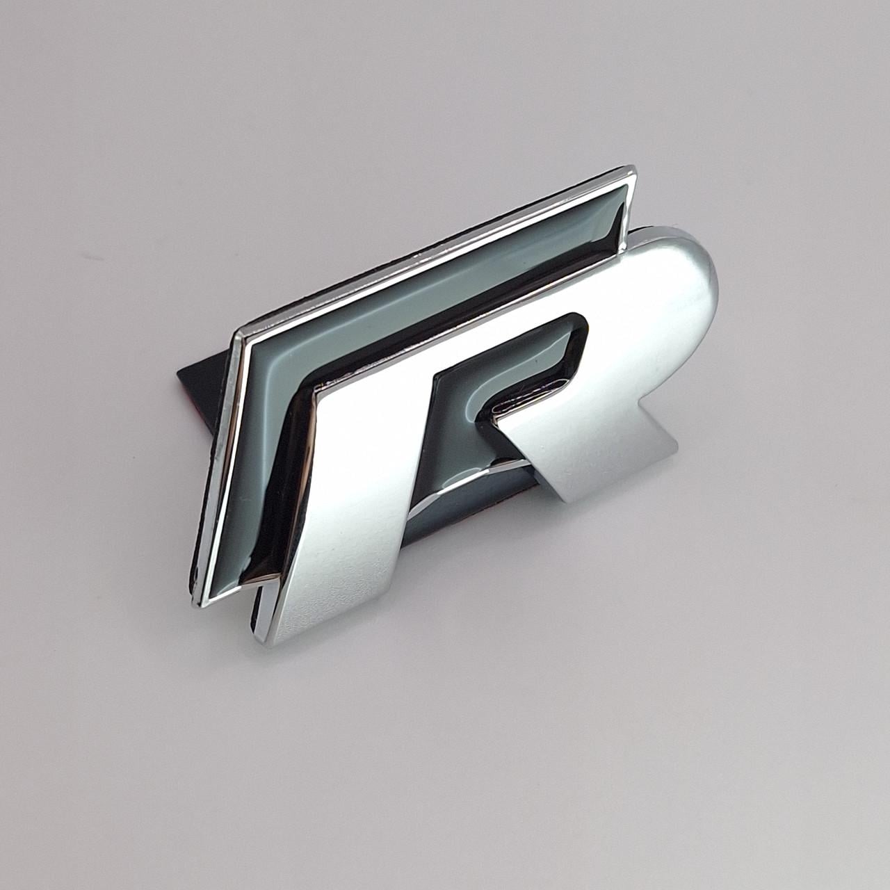 Эмблема R-line на решетку радиатора Volkswagen 5,5х3,1 см Хром/Черный глянцевый (2146176139)