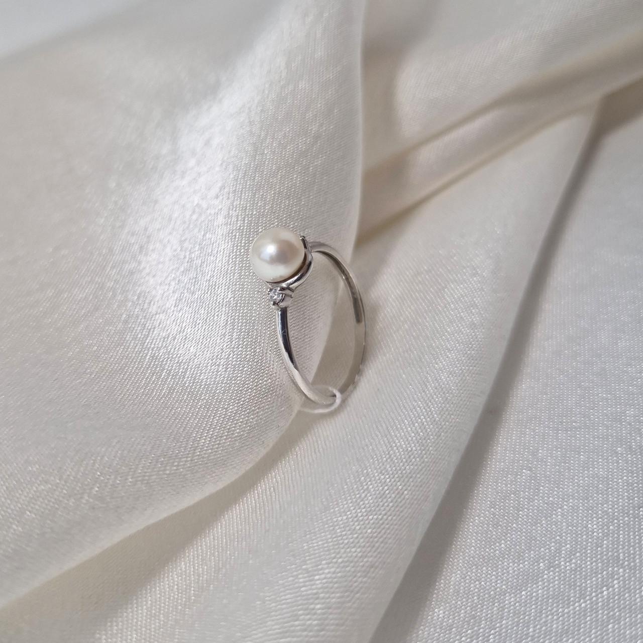 Каблучка із білою перлиною срібло 925 проби родоване 1,42 г р. 17,5 (81159б) - фото 6 Каблучка із білою перлиною срібло 925 проби родоване 1,42 г р. 17,5 (81159б) - фото 6