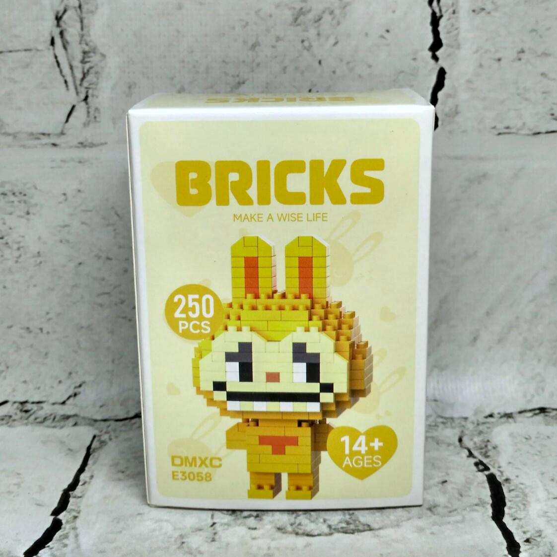 Конструктор фигурка BRICKS пиксели Лабубу 250 деталей Желтый (E3058)