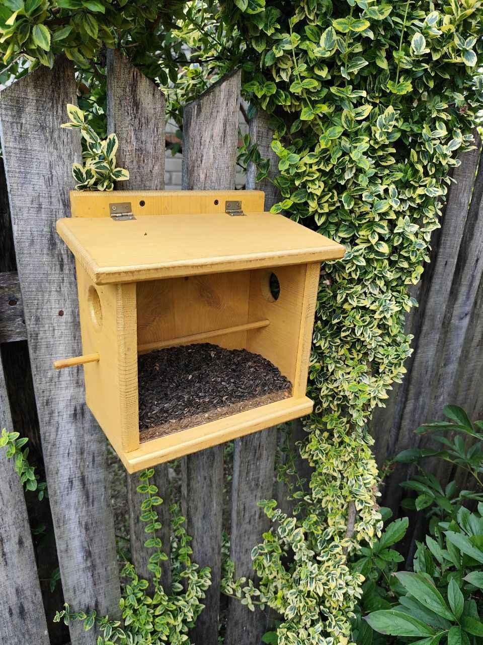 Кормушка для птиц Запутанка бункерного типа из дерева сосны 30х30х17 см Бежевый - фото 3 Кормушка для птиц Запутанка бункерного типа из дерева сосны 30х30х17 см Бежевый - фото 3