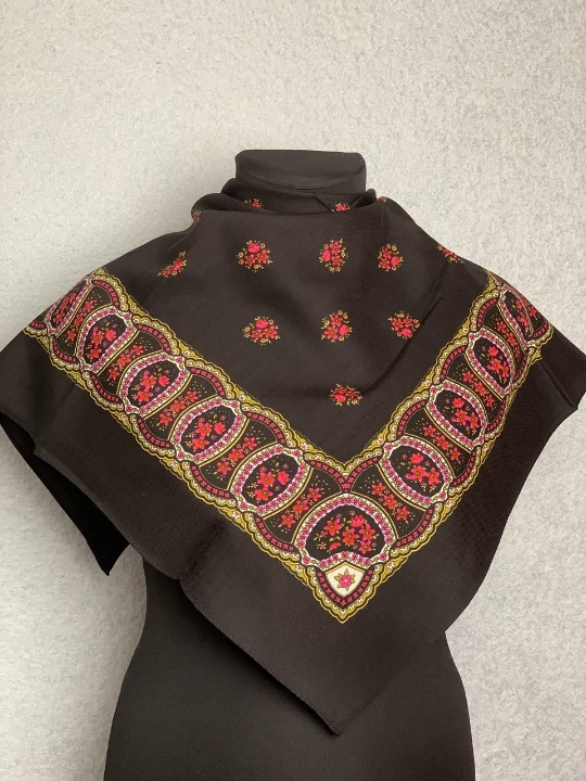 Платок шерстяной Мелкие красные цветы Черный (29439601)