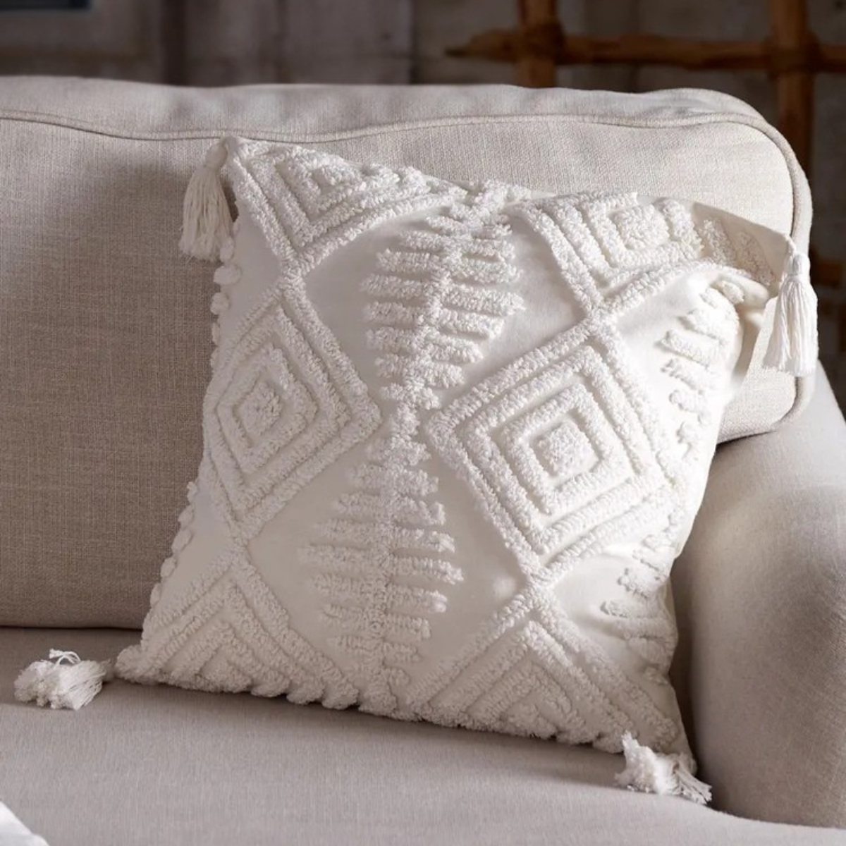 Наволочка декоративная хлопок с эффектным объемным узором квадратная с кисточками 45х45 см Кремовый (60073)