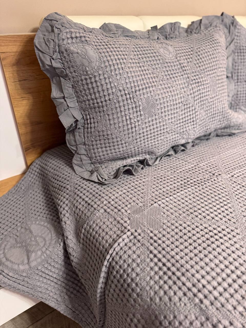 Комплект вафельный евро покрывало-простынь 200х230 см/наволочки с рюшами 2 шт. 50х70 см Графитовый (П4К-al-n-vaf-004) - фото 6 Комплект вафельный евро покрывало-простынь 200х230 см/наволочки с рюшами 2 шт. 50х70 см Графитовый (П4К-al-n-vaf-004) - фото 6