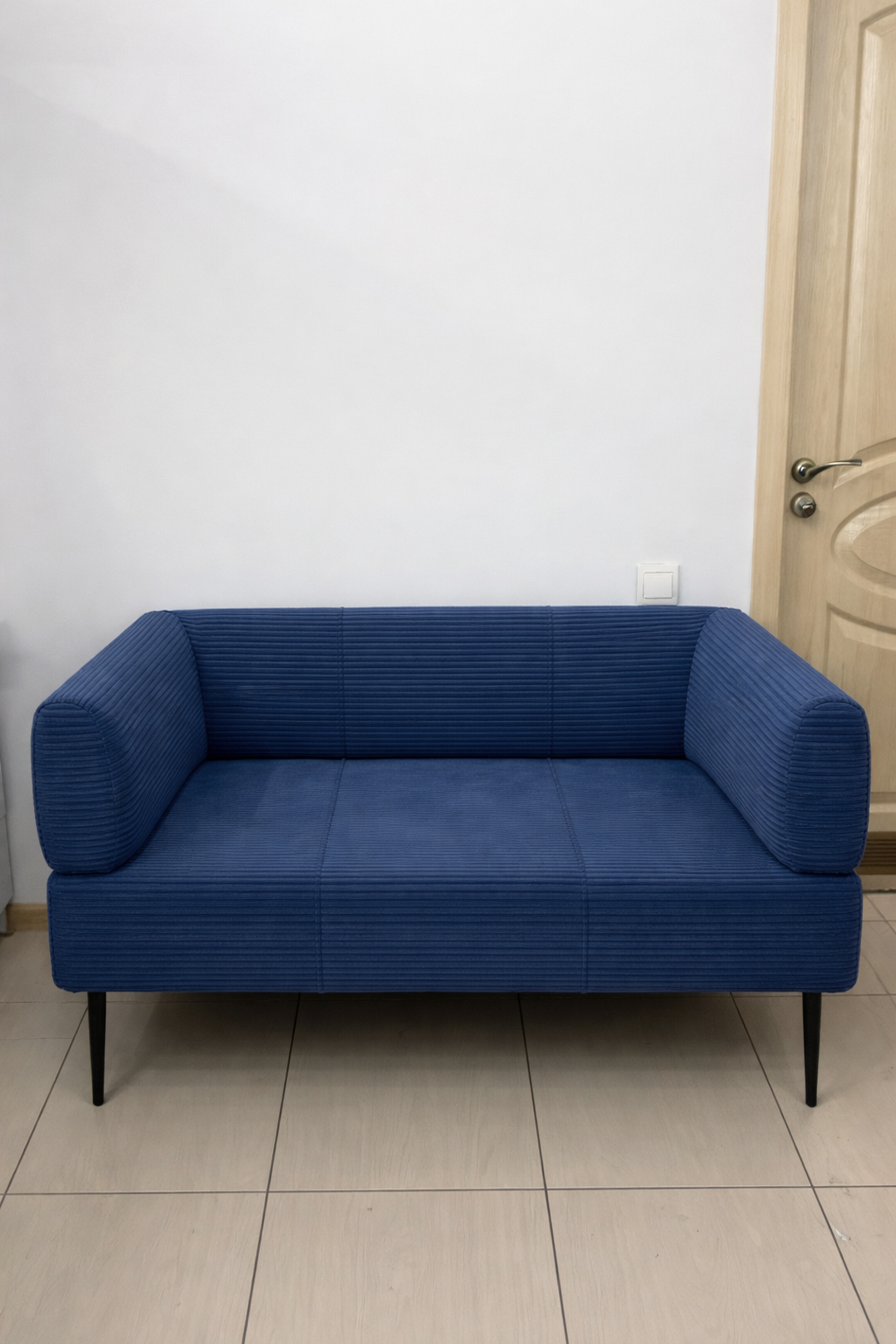 Диван офисный Tobi Sho Бенно-1 с подлокотниками велюр вельвет 1200х720х750 мм Lotus 88/DK Blue