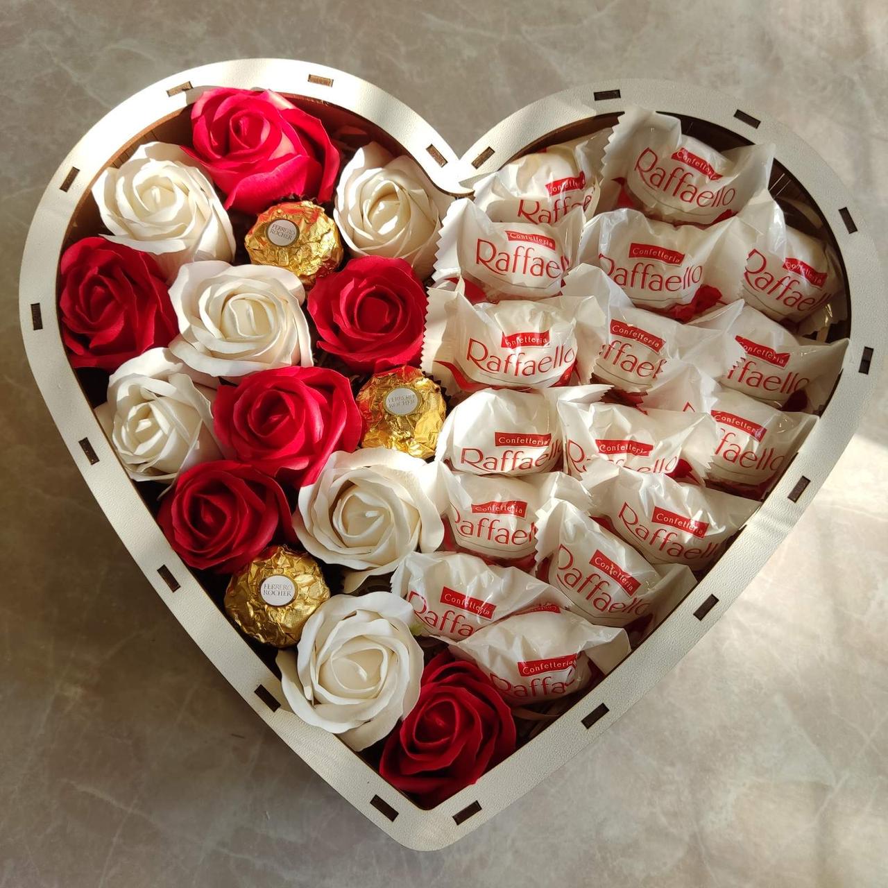 Бокс из конфет Ferrero Raffaello и роз для девушки на день рождения/день влюбленных/8 марта (ar44) - фото 3